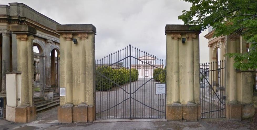 Cade un pezzo di intonaco portico del cimitero off-limits 