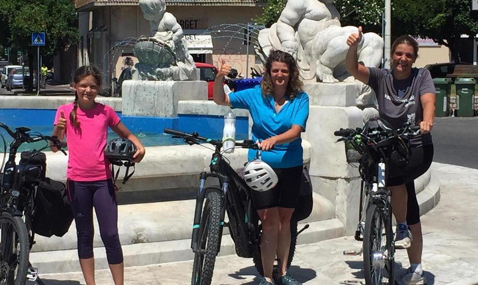In bici da Sondrio a Massa sulle tracce del nonno che salvò le pecore nel ’53