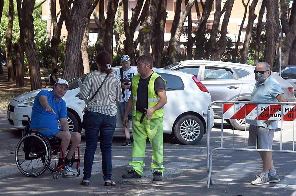 Via Genova, transenne dopo l’incidente. Ancora grave la ragazzina caduta 