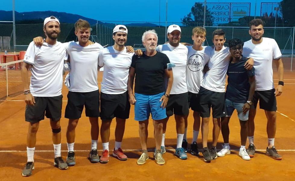 La formazione dello Sporting Club Montecatini con al centro il presidente Oriano Corsellini