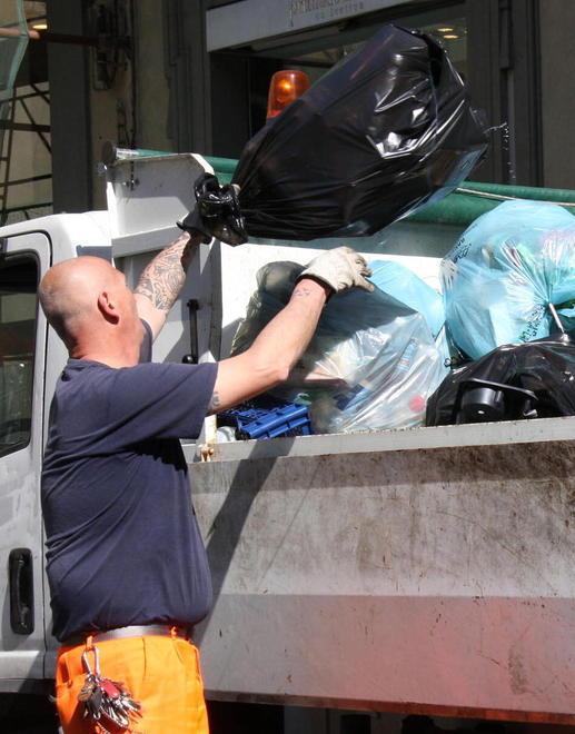 "Rumore assordante quando viene ritirato il vetro": la protesta per la raccolta dei rifiuti