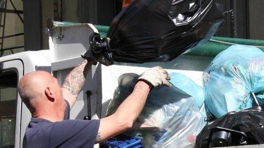 "Rumore assordante quando viene ritirato il vetro": la protesta per la raccolta dei rifiuti