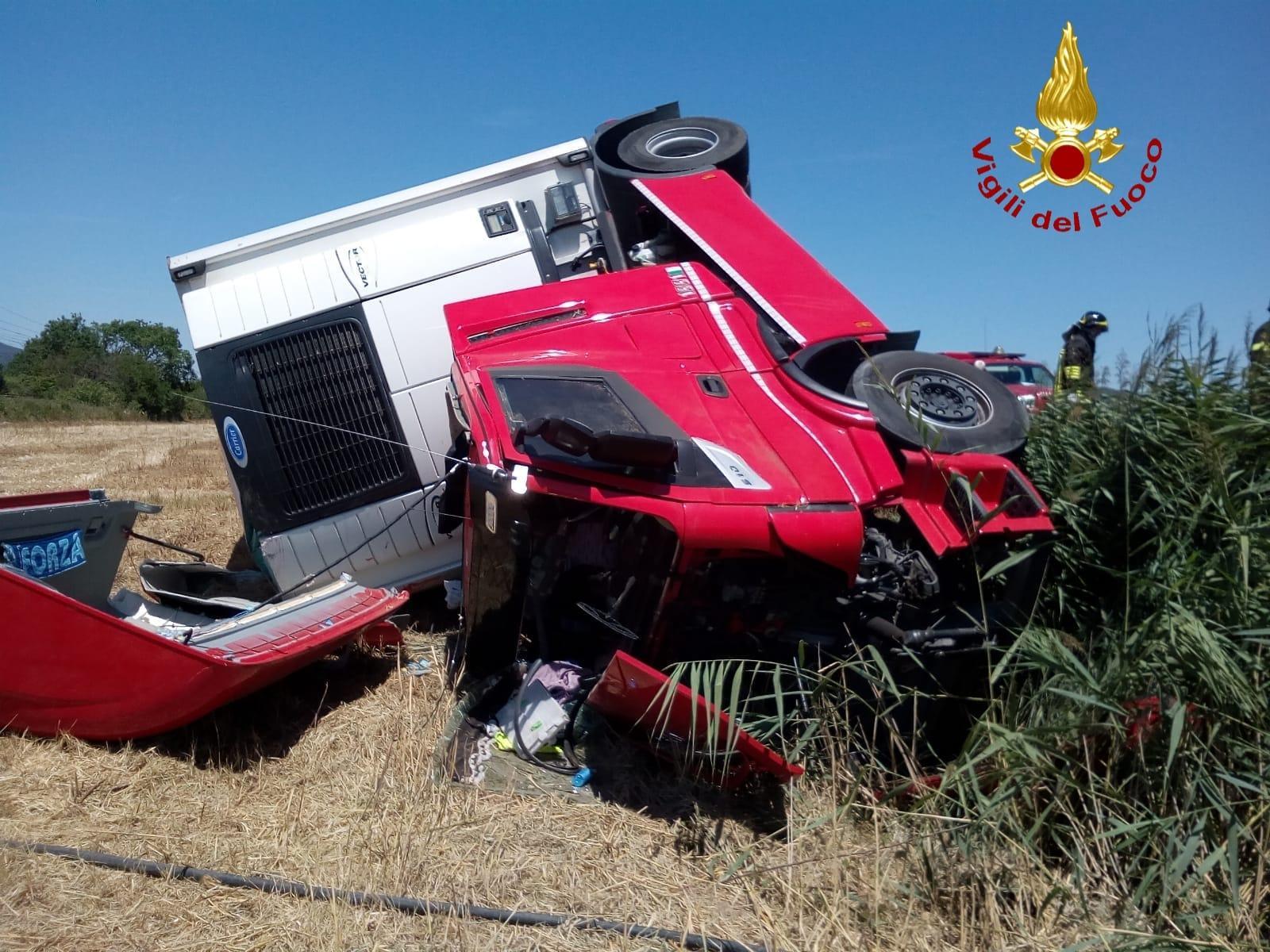 Fuori strada con il tir, grave autista