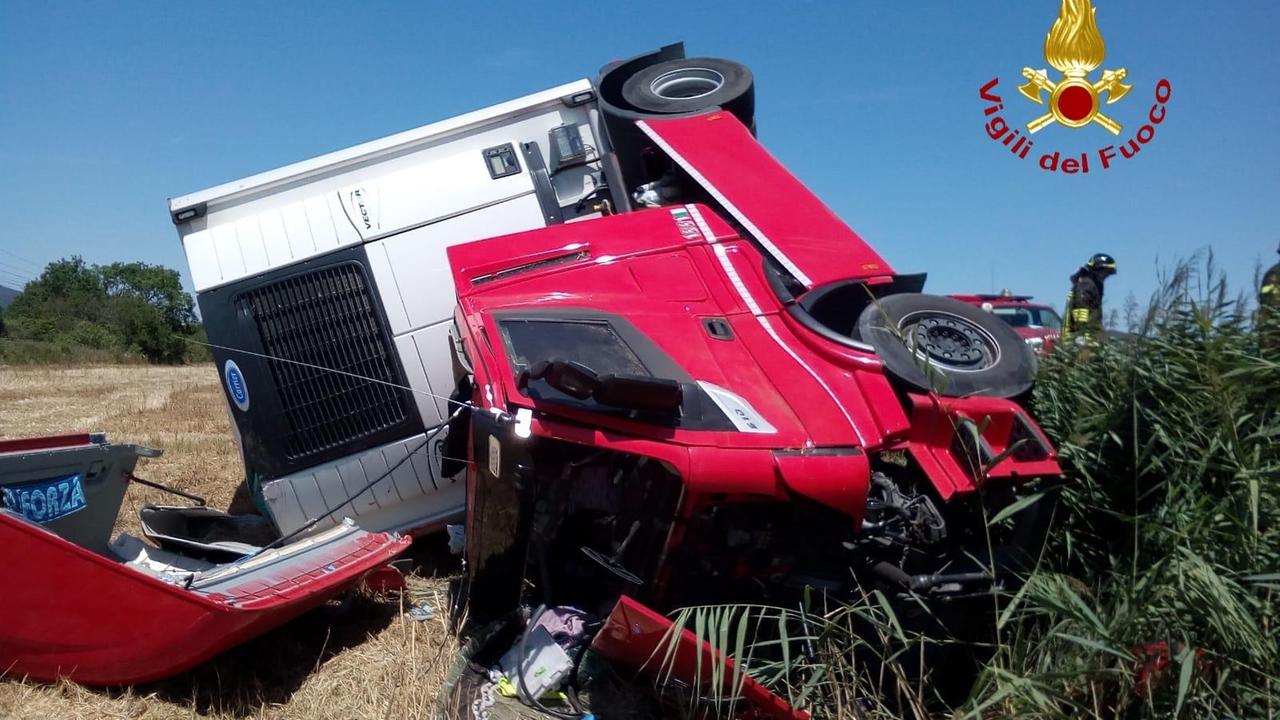 Fuori strada con il tir, grave autista