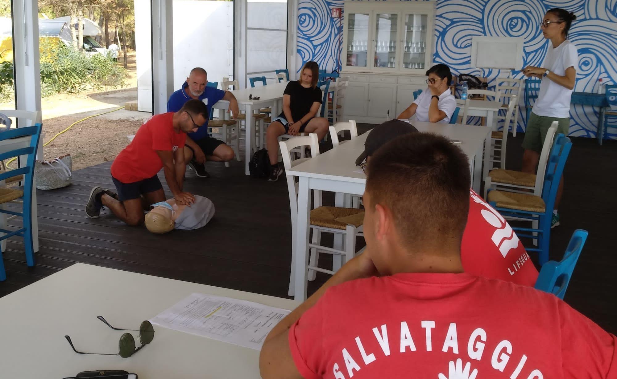 Bagnini col defibrillatore sulle spiagge di Villaputzu