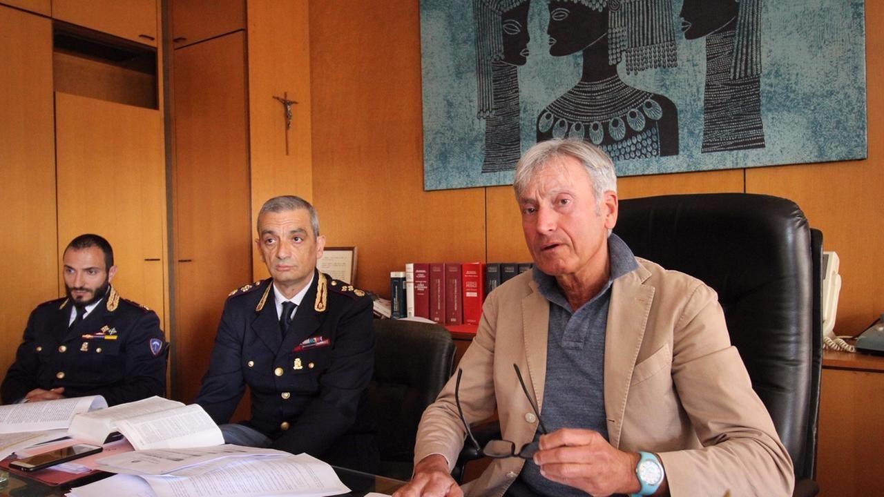 Il capo della Mobile di Firenze Antonino De Santis (al centro) insieme al procuratore Nicolosi