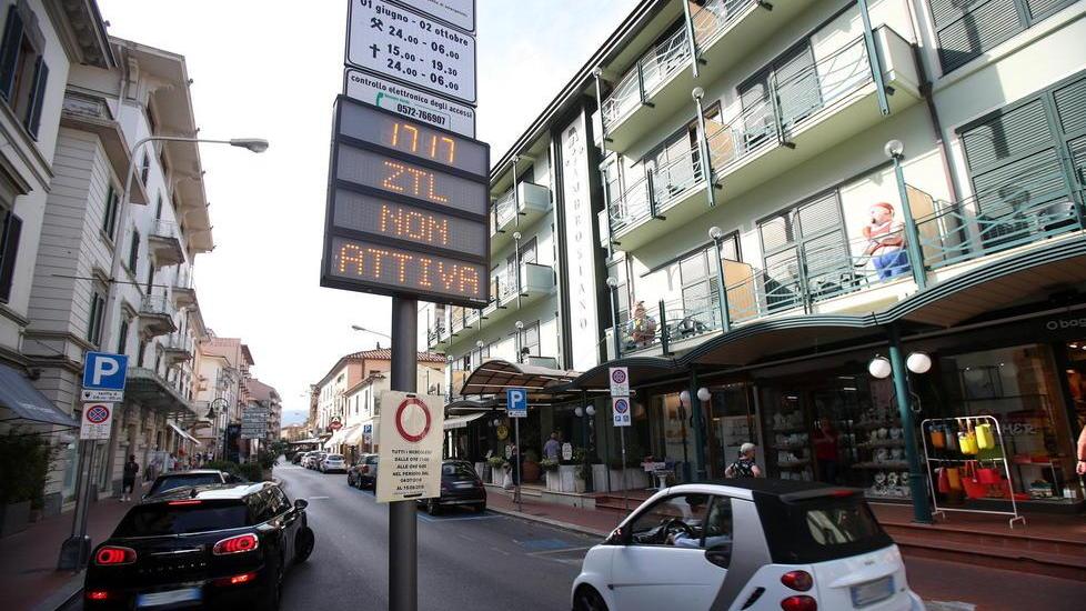 Montecatini, Ztl festiva addio fino a settembre e di notte varchi chiusi all’una