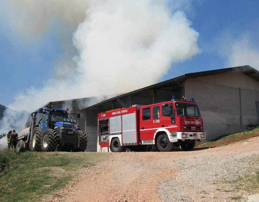 Pavullo, fiamme nel fienile dei Bortolini in fumo 600 rotoballe «Autocombustione» 