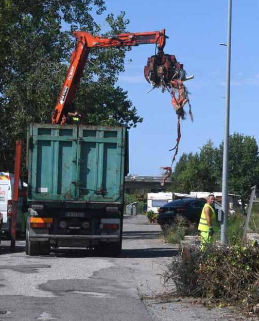 Pulizia e sfalci ieri nella zona del Lavello