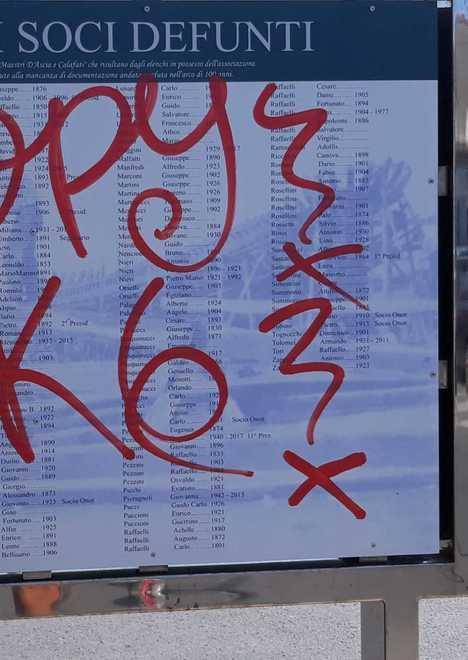 Imbrattata la targa dedicata ai Calafati