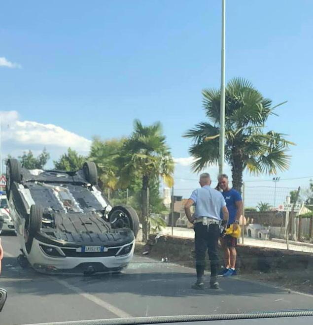 Automobile si ribalta lungo la via Sarzanese