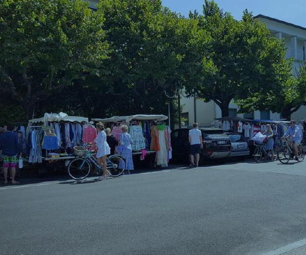 I venditori del mercato contro i falsi ambulanti «Servono più controlli» 
