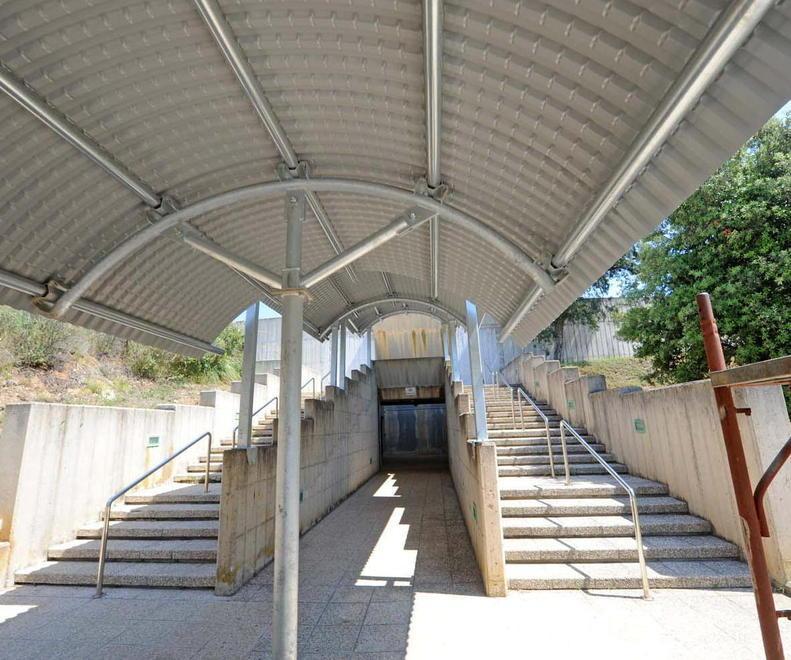 Ascensori all’ingresso e passerella coperta: mancano le grondaie, inaugurazione rinviata