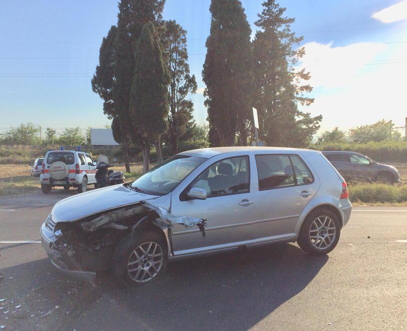 Scontro auto-moto sul viale dei Cipressi ferito un 53enne sbalzato dal mezzo 