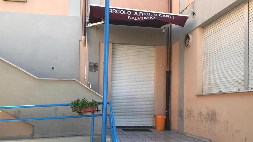 Portano via soldi gelati e bibite dal circolo Arci