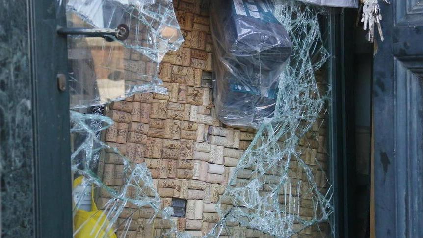 Sfonda la porta e ruba dentro Hat soldi e due tablet