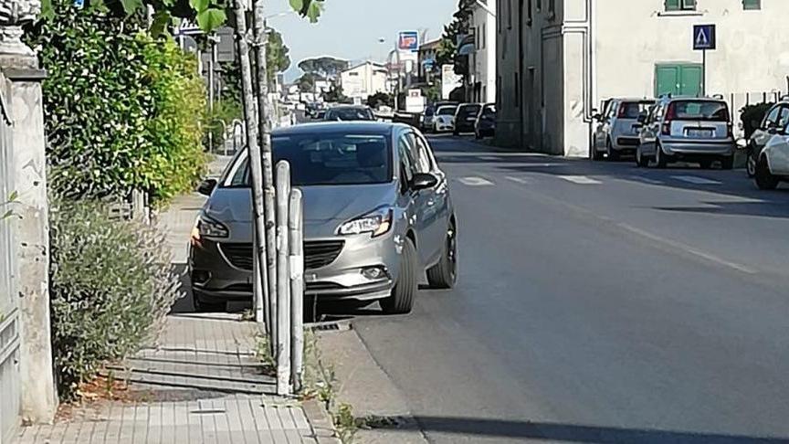 Angeli (Fi): «Basta con auto in sosta sui marciapiedi»
