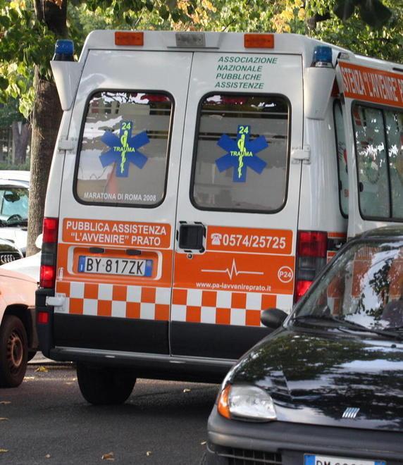 Corriere si sente male al volante e muore accanto al furgone