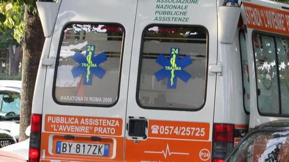 Corriere si sente male al volante e muore accanto al furgone