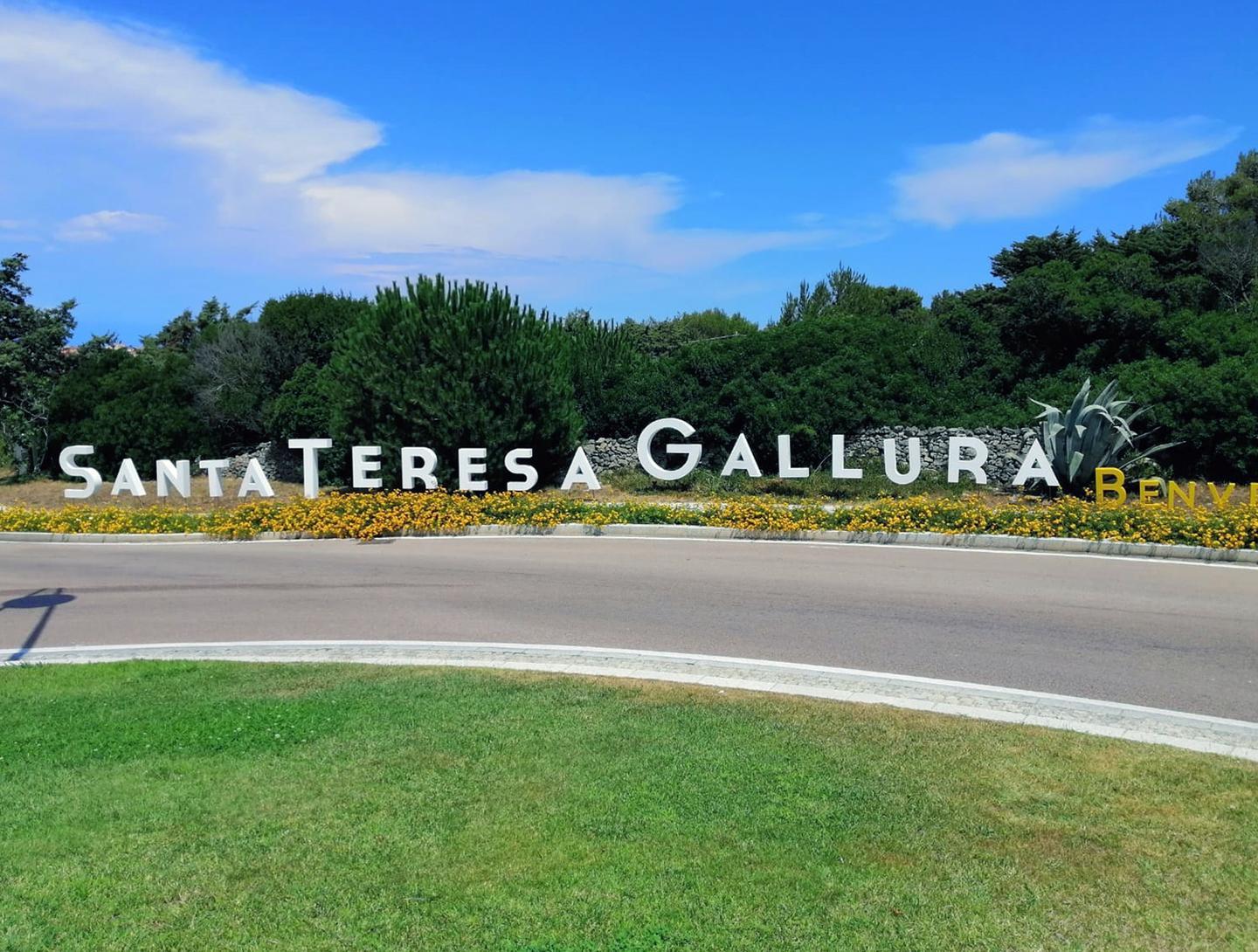 Cambia volto l’ingresso del paese un “benvenuto” scritto in 6 lingue