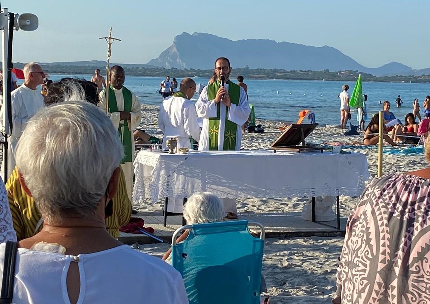 La messa in spiaggia a San Teodoro tra fede e curiosità 