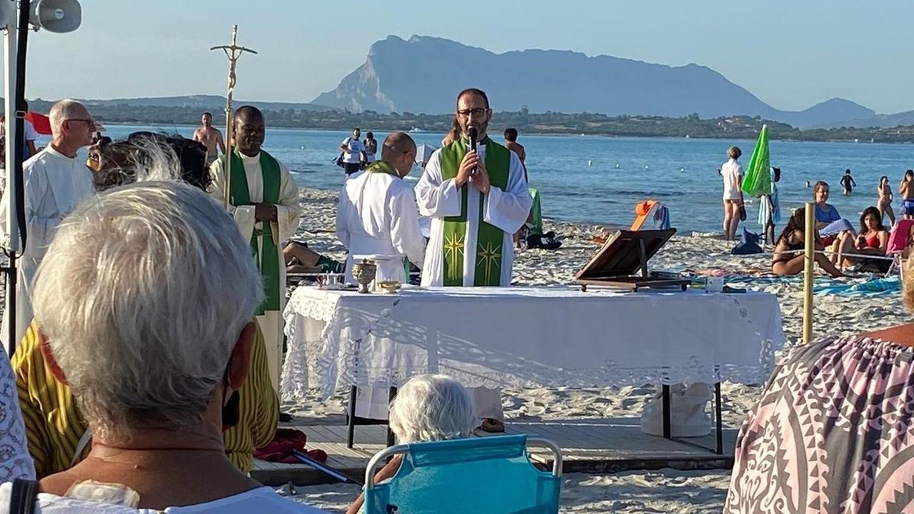 La messa in spiaggia a San Teodoro tra fede e curiosità 