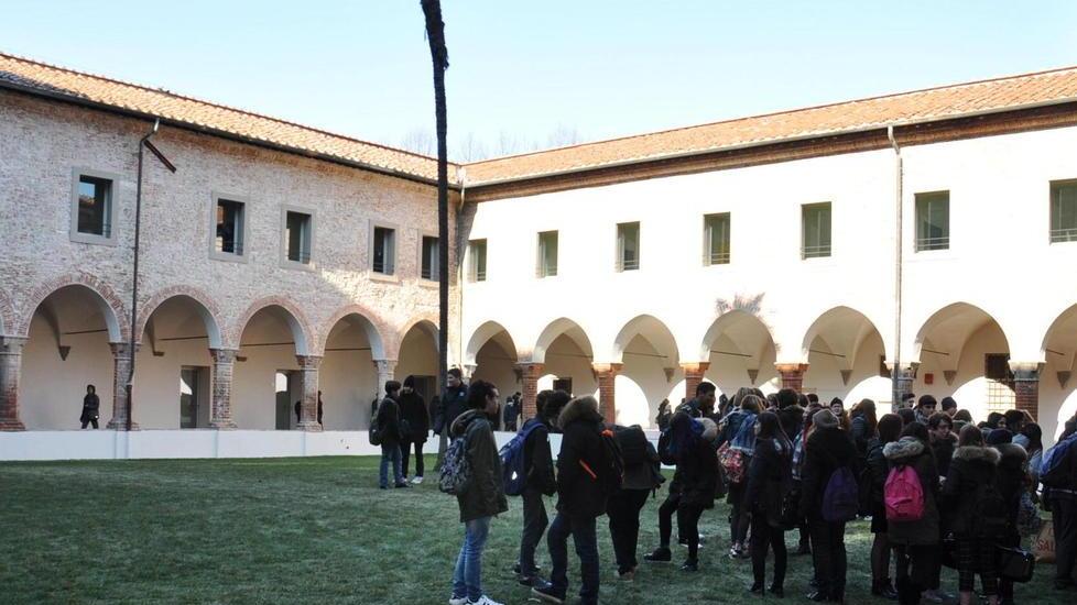 Classi nei container alle superiori. E per il trasporto pubblico è un rebus
