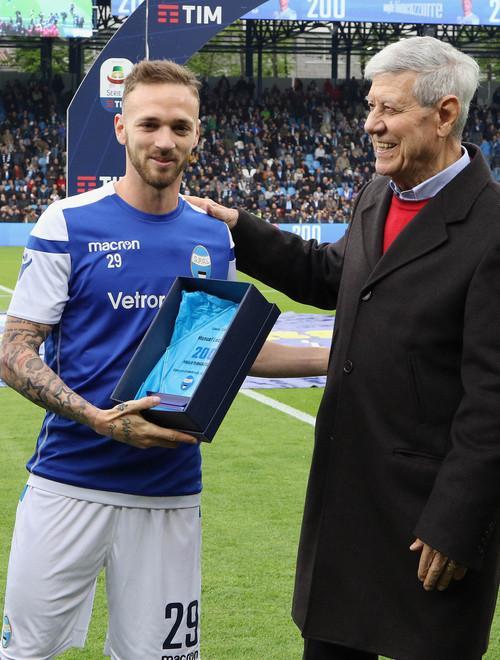 Oscar Massei premia Manuel Lazzari per le duecento presenze con la casacca spallina