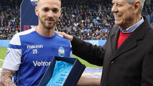 Oscar Massei premia Manuel Lazzari per le duecento presenze con la casacca spallina