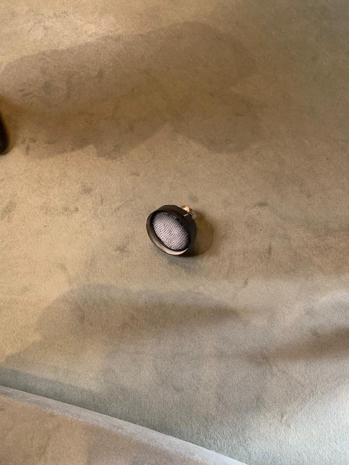 Consiglio regionale, cade un faretto in aula: seduta sospesa