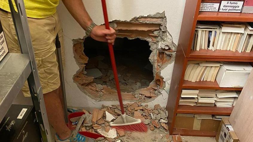 Fanno un buco nel muro ed entrano: svaligiata la tabaccheria alla stazione di Donoratico