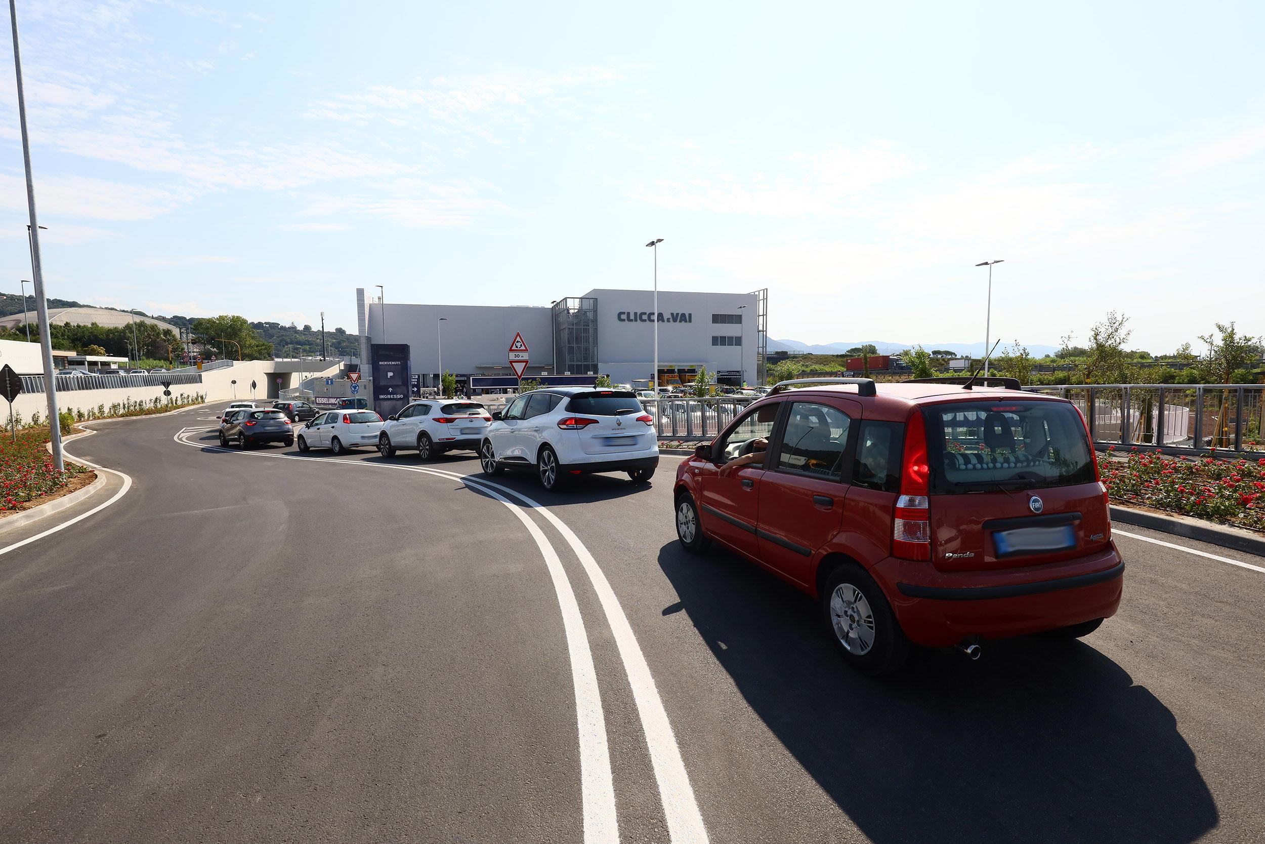 Auto in coda in via Gentile per arrivare alla nuova Esselunga (Foto Nucci)