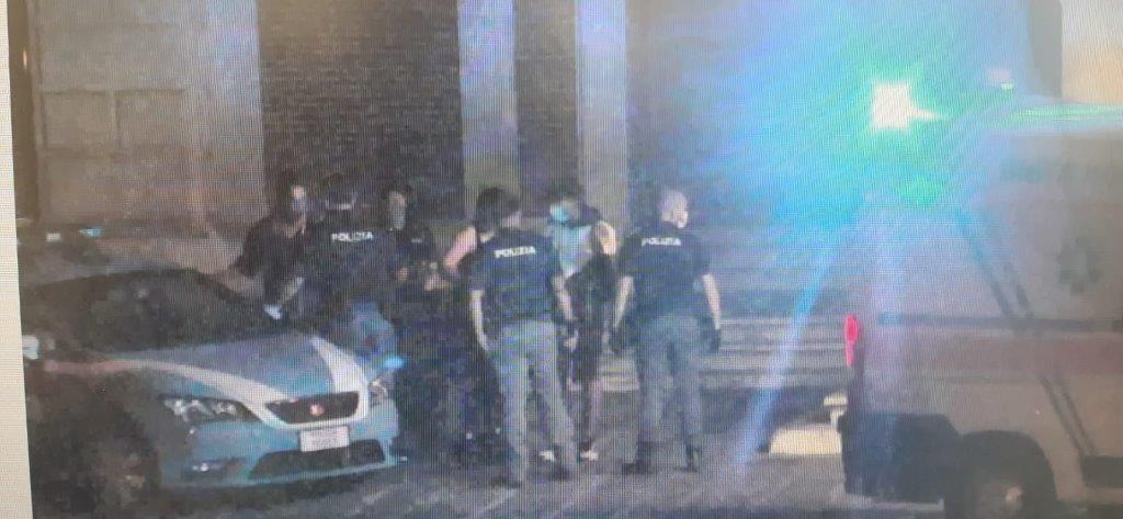 Un intervento della polizia in una movimentata notte pisana (foto d'archivio)