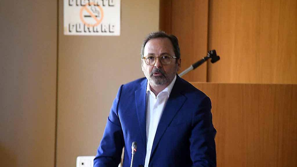 Scintille in consiglio comunale, in aula tra bestemmie e accuse di “pedofilia”