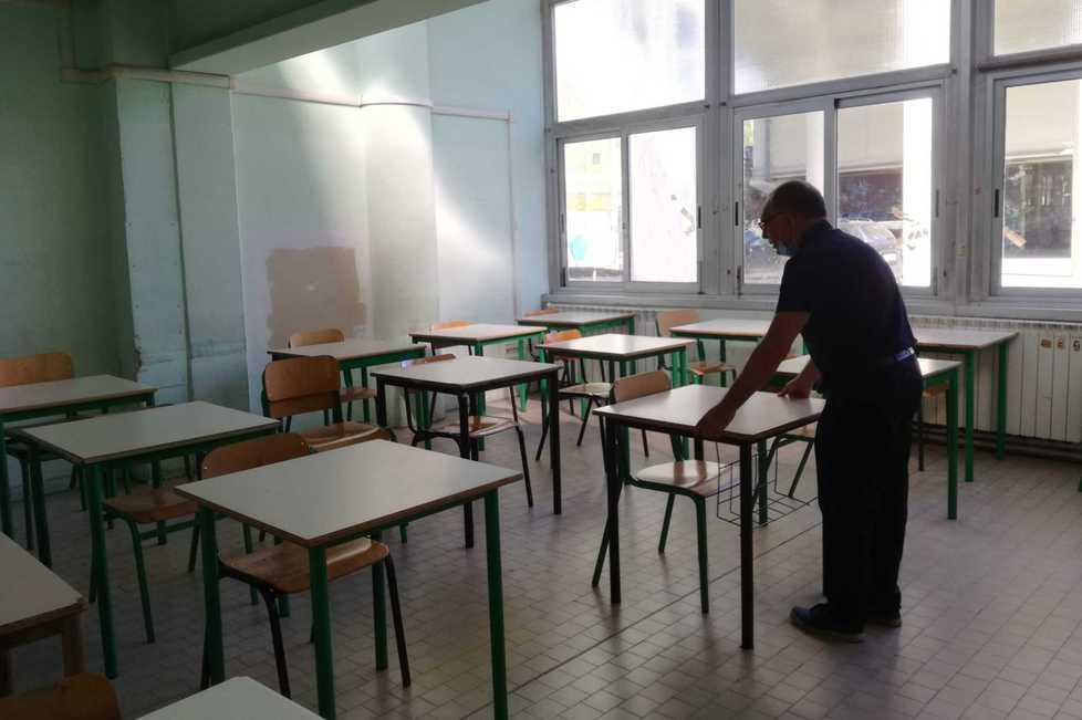 Le prove per il distanziamento sociale in vista del prossimo anno scolastico al liceo Buonarroti