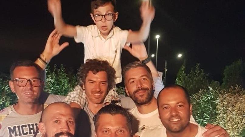 Il piccolo Federico con alcuni dei promotori della raccolta di fondi