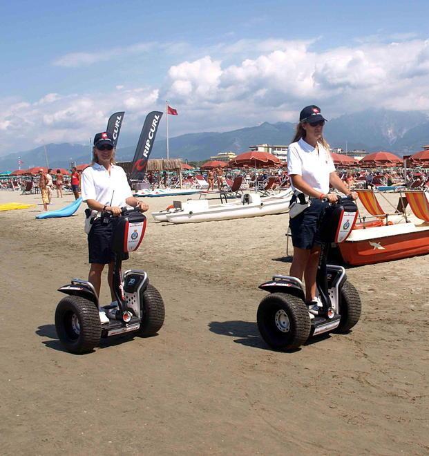 Multe salate a Marina di Pietrasanta per chi compra i falsi in spiaggia 