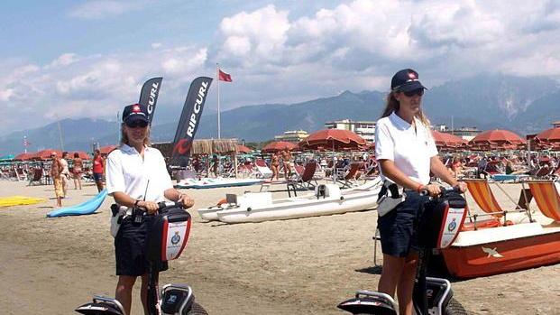 Multe salate a Marina di Pietrasanta per chi compra i falsi in spiaggia