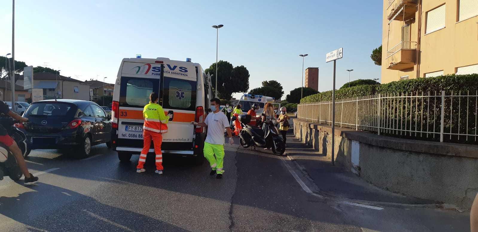 I volontari della Svs di Ardenza impegnati nei soccorsi insieme ai colleghi della Misericordia di via Verdi