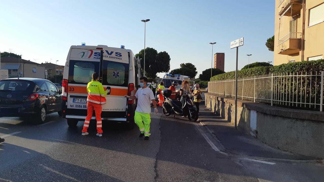I volontari della Svs di Ardenza impegnati nei soccorsi insieme ai colleghi della Misericordia di via Verdi