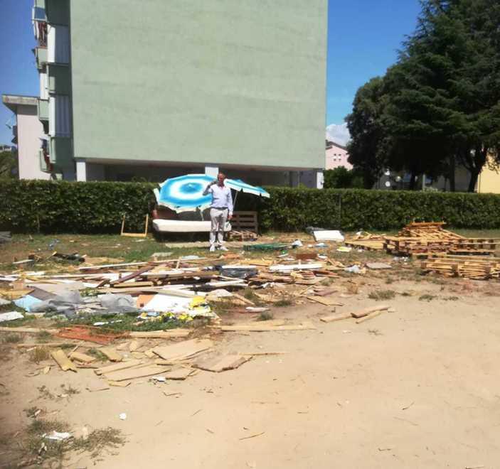 Varignano, rifiuti a fuoco nell’ex campo da calcio 