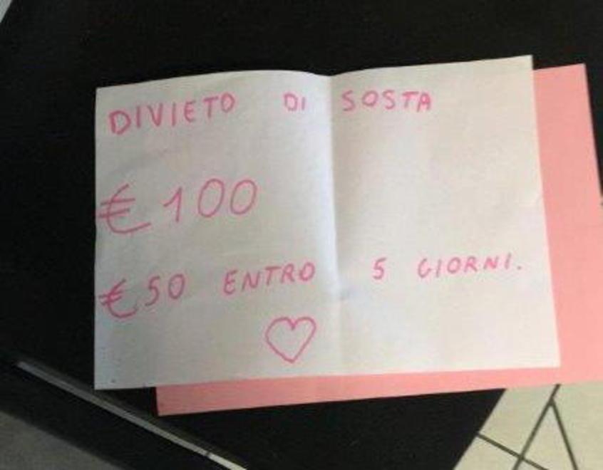 Municipale multata Ma il biglietto è solo uno scherzo