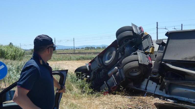 Paura sull’Aurelia Tir carico di acqua si rovescia fuori strada