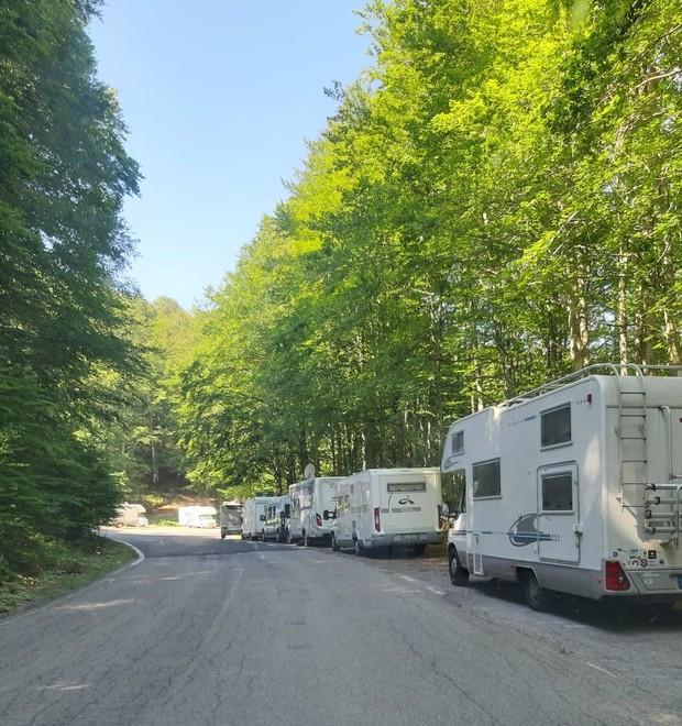 Assalto dei camperisti alle Macinaie: «Servono regole»
