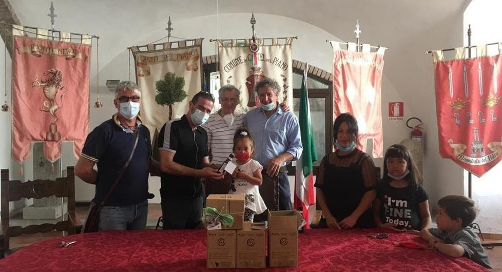 Il Consorzio Seggiano dona 48 bottiglie di olio per le famiglie 