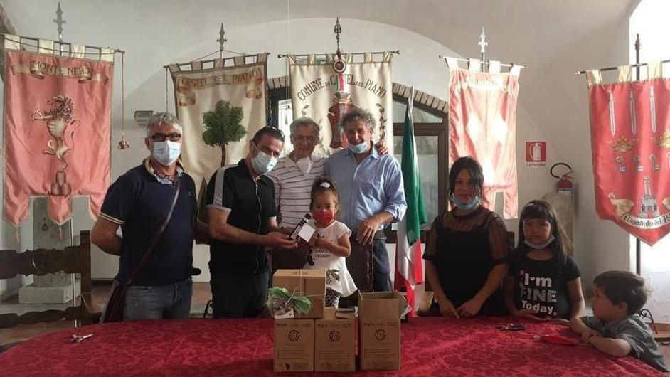 Il Consorzio Seggiano dona 48 bottiglie di olio per le famiglie