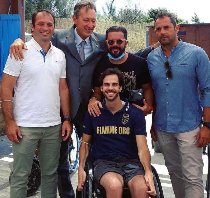 La polizia aiuta i disabili Il bagno di Calambrone ora non ha più barriere: lotteria per equipaggiarlo