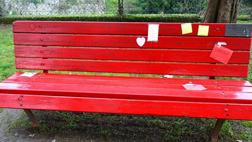 Una panchina rossa contro la violenza sulle donne