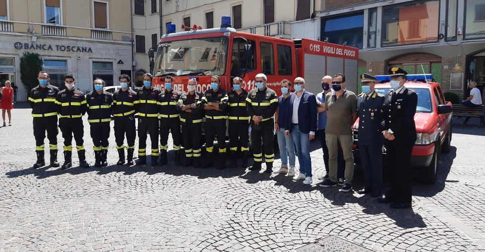 Il saluto al capo dei vigili del fuoco