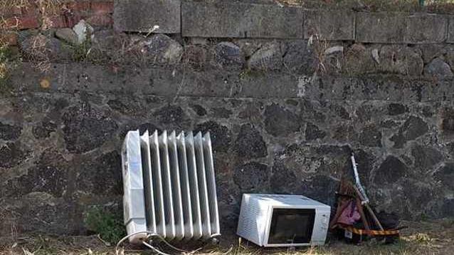Termosifone e microonde abbandonati a bordo strada